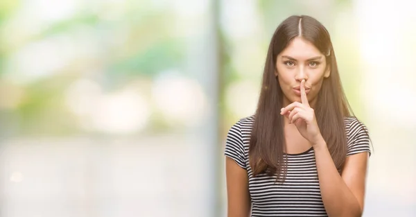 Молода Красива Іспаномовна Жінка Просить Мовчати Пальцем Губах Тиша Таємна — стокове фото
