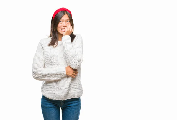 Mujer Asiática Joven Con Suéter Invierno Sobre Fondo Aislado Mirando —  Fotos de Stock