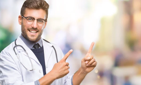 Joven Médico Guapo Sobre Fondo Aislado Sonriendo Mirando Cámara Apuntando — Foto de Stock