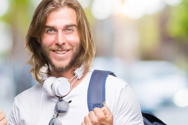 Joven Guapo Turista Pelo Largo Con Mochila Sobre Fondo Aislado —  Fotos de Stock