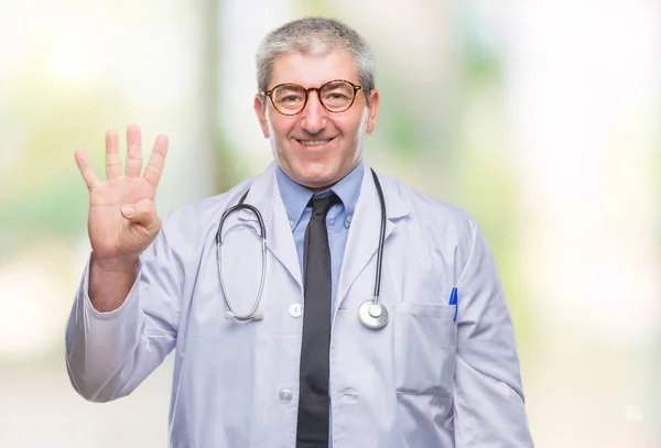 Bonito Médico Sênior Homem Sobre Fundo Isolado Mostrando Apontando Para — Fotografia de Stock