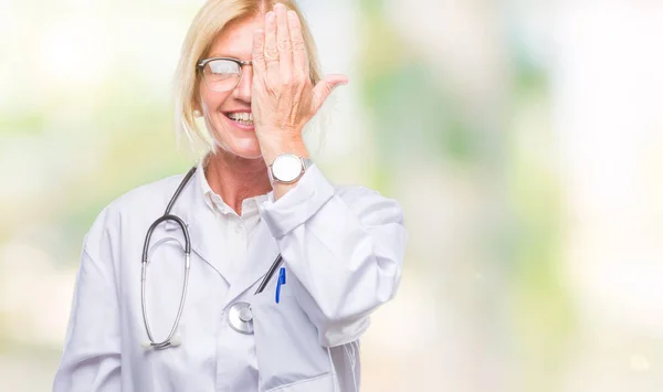 Średnim Wieku Lekarz Blond Kobieta Białym Tle Obejmujące Jedno Oko — Zdjęcie stockowe