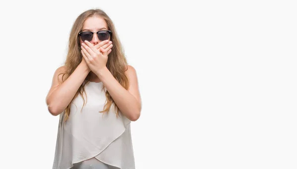 Junge Blonde Frau Mit Sonnenbrille Schockiert Mund Mit Händen Für — Stockfoto