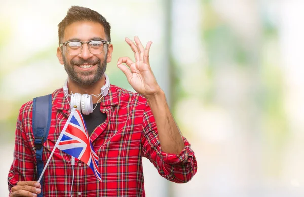 Estudiante Hispano Adulto Sosteniendo Pasaporte Del Reino Unido Sobre Fondo — Foto de Stock