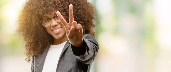 Mujer Negocios Afroamericana Con Gafas Sonrientes Mirando Cámara Mostrando Los —  Fotos de Stock