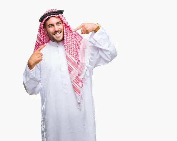 Joven Hombre Guapo Usando Keffiyeh Sobre Fondo Aislado Sonriendo Confiado —  Fotos de Stock