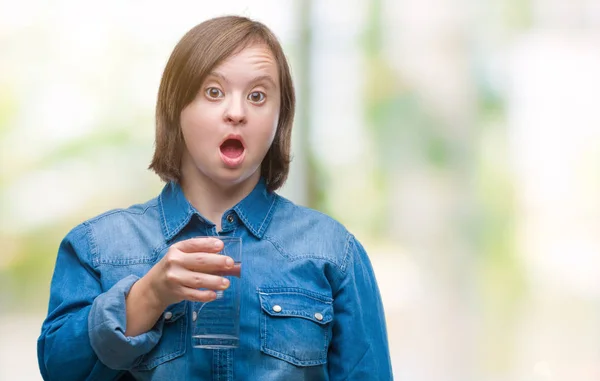 Junge Erwachsene Frau Mit Syndrom Trinkt Wasser Über Isolierten Hintergrund — Stockfoto