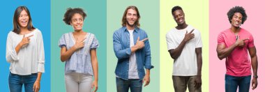 Afrikalı-Amerikalı, İspanyol ve bir gülümseme ile el ve parmak kadar kameraya bakarak yüzündeki mutlu ve doğal ifade ile yan ile işaret yüz Çince grup vintage renk arka plan neşeli üzerinde insan bileşimi.