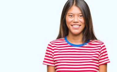 Genç Asyalı kadın yüzünde mutlu ve güzel bir gülümseme ile izole arka plan üzerinde. Şanslı kişi.