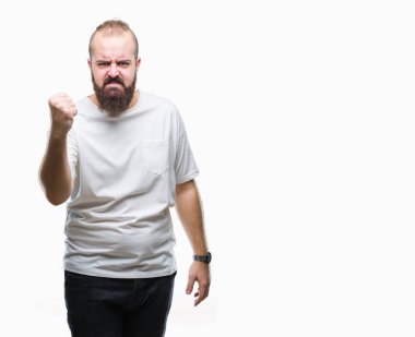 Üzerinde rahat t-shirt giyen genç beyaz hipster adam arka plan kızgın izole ve kızgın yetiştirme hayal kırıklığı ve öfke ile bağırarak süre öfkeli yumruk. Öfke ve agresif kavramı.