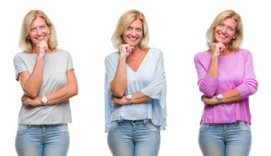 Kolaj güzel orta yaş sarışın kadının üzerinde beyaz izole backgroud emin çapraz kollar ve çeneme kaldırdı el ile gülümseme ile kameraya bakıyor. Pozitif düşünce.