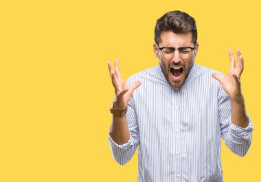 Genç yakışıklı adam kızgın ve silah ile başarı için deli kutluyor izole arka plan üzerinde kaldırdı ve heyecanlı çığlık gözler kapalı. Kazanan kavramı