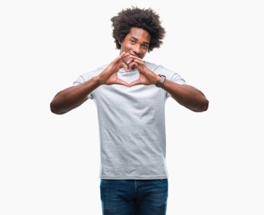 Kalp simgesi ve elleriyle şekil gösterilen aşık gülümseyen izole arka plan üzerinde Afro Amerikalı adam. Romantik kavramı.
