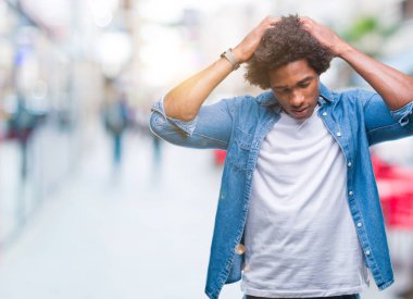 Afro Amerikalı adam çünkü umutsuz ve stresli baş ağrısı acı izole arka plan üzerinde ağrı ve migren. Ellerini kafasına.