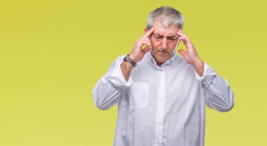 Çünkü yakışıklı üst düzey adam arka plan baş baş ağrısı için el ile izole stres. Migren muzdarip.