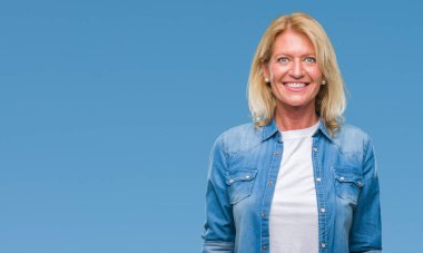 Orta yaş izole arka plan ile bir mutlu ve güzel sarışın kadın yüzündeki gülümseme. Şanslı kişi.