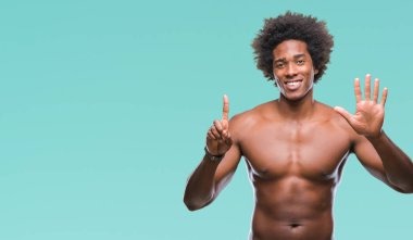 Afro Amerikalı gömleksiz adam çıplak vücut gösterilen ve parmakları ile işaret izole arka plan üzerinde gösterilen 6 kendinden emin ve mutlu gülümseyerek iken numara.