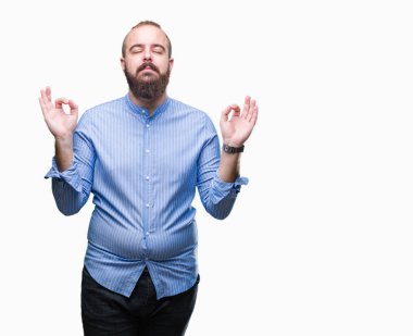 Genç beyaz hipster adam izole arka plan üzerinde dinlenmek ve gülümseyen gözlerle parmak ile meditasyon jest yapıyor kapalı. Yoga kavramı.