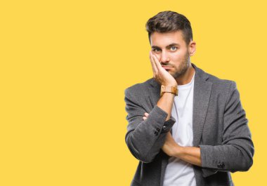 Genç yakışıklı iş adamı izole arka plan düşünme seyir üzerinde yorgun ve sıkılmış çapraz silah depresyon sorunları ile.