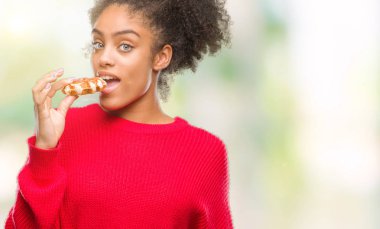 Genç güzel afro Amerikalı kadın akıllı yüzünde ciddi düşünme emin bir ifade ile izole arka plan üzerinde gözleme yemek