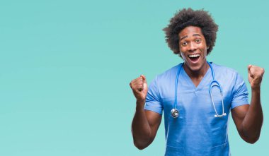 İzole arka plan kutlama üzerinde Afro Amerikalı cerrah doktor adam şaşırttı ve başarı için kaldırdı kollarını açarak hayret ve gözleri açık. Kazanan kavramı.