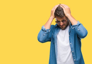 Yakışıklı delikanlı çünkü umutsuz ve stresli baş ağrısı acı izole arka plan üzerinde güneş gözlüğü takıyor ağrı ve migren. Ellerini kafasına.