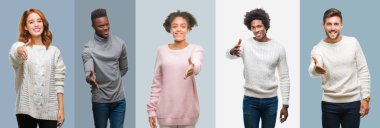 Kolaj grup olarak tebrik ve konuksever dost sunan karşılıklı gülümseyen antika arka plan üzerinde kış kazak giyen Afro-Amerikan ve İspanyol insan. Başarılı iş.