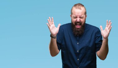 Genç beyaz hipster adam arka plan deli kutluyor izole ve yükseltilmiş ve kapalı gözleri çığlık çılgın silah ile başarı için heyecanlı. Kazanan kavramı