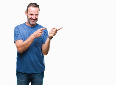 Orta yaş ağarmış komuta sizde gülümseyen ve iki elleri ve parmakları ile tarafına işaret kamera bakarak izole arka plan üzerinde.