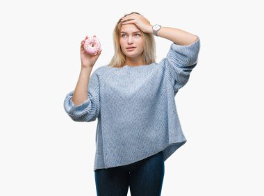 Baş, el ile vurguladı izole arka plan üzerinde tatlı çörek yeme genç kafkas kadın şok utanç ve sürpriz suratla, öfkeli ve sinirli. Korku ve hata için üzgün.