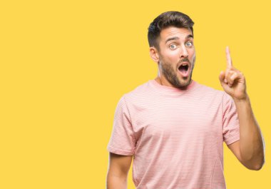 Yakışıklı delikanlı ile başarılı fikir parmağı yukarıyı izole arka plan üzerinde. Çıktıktan ve mutlu. Bir numara.