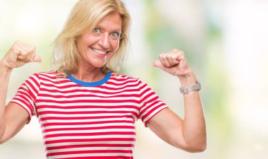 Yüzünde gülümseme ile kendinden emin görünüyorsun, kendini gururlu ve mutlu parmakları ile işaret izole arka plan orta yaş sarışın kadın.