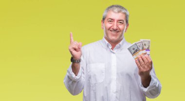 Arka plan bir fikir veya parmakla gülen yüz, bir numara ile soru ile sürpriz yakışıklı komuta sizde holding para demet izole