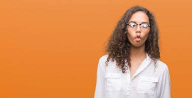 Güzel genç İspanyol kadın yapma balık yüz dudaklı, çılgın ve komik bir jest. Komik ifade.