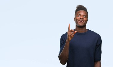 Afrikalı-Amerikalı genç başarılı fikirle parmağı yukarıyı izole arka plan üzerinde. Çıktıktan ve mutlu. Bir numara.