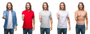 Yakışıklı genç adamın dostu sunan karşılıklı tebrik ve davet edici gülümseyen beyaz izole kağıt üzerinde rahat bakmak giydiğini kolaj. Başarılı iş.