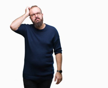 Genç beyaz hipster adam giyen güneş gözlüğü izole arka plan üzerinde yanıltır ve soru hakkında merak ediyorum. Şüphe, kafasına el ile düşünme ile belirsiz. Dalgın kavramı.