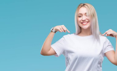 Yüzünde gülümseme ile kendinden emin görünüyorsun, kendini gururlu ve mutlu parmakları ile işaret izole arka plan üzerinde sarışın genç kadın.