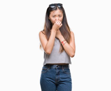 Genç Asyalı kadın güneş gözlüğü takıyor bir şey pis ve iğrenç kokulu izole arka plan, dayanılmaz koku, holding nefes burun parmaklar ile. Kötü kokuyor kavramı.