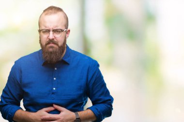 Üzerinde gözlük takan Genç beyaz hipster adam izole mide üzerinde el ile arka plan çünkü hazımsızlık, ağrılı hastalık hasta hissediyor. Ağrısı kavramı.