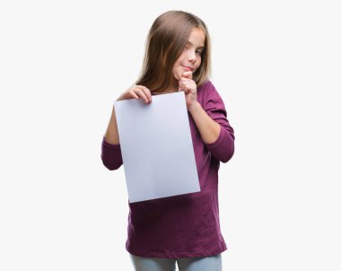 İzole arka plan ciddi bir yüz düşünme hakkında soru, çok karışık bir fikir üzerinde boş yaprak kağıt tutan genç güzel kız