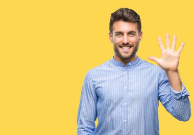 Yakışıklı delikanlı gösterilen ve parmakları ile işaret izole arka plan üzerinde beş kendinden emin ve mutlu gülümseyerek iken numara.