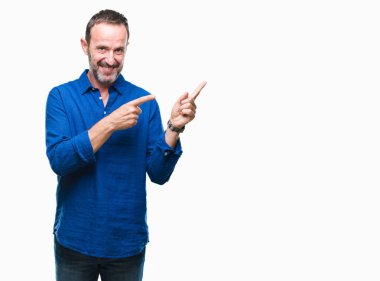Orta yaş ağarmış komuta sizde gülümseyen ve iki elleri ve parmakları ile tarafına işaret kamera bakarak izole arka plan üzerinde.