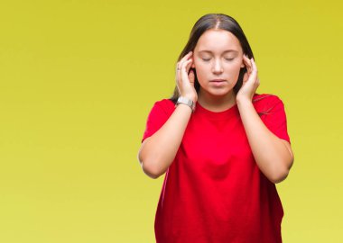 Genç güzel beyaz kadın parmakları ile yüksek sesle müzik gürültü rahatsız ifade kulaklarıyla kapsayan izole arka plan yüzünden. Sağır kavramı.