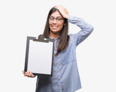 Baş, el ile vurguladı Pano tutan genç İspanyol kadın şok utanç ve sürpriz suratla, öfkeli ve sinirli. Korku ve hata için üzgün.