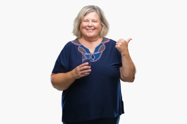 Kıdemli artı boyutu işaret ve başparmak kadar mutlu yüz gülümseyen tarafı ile gösterilen arka plan beyaz kadın üzerinde bardak su içme izole