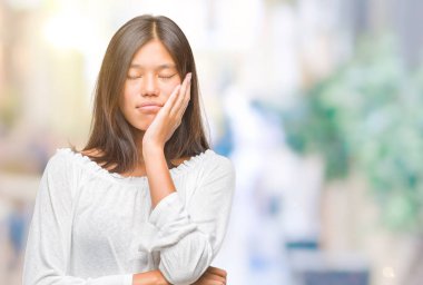 İzole arka plan düşünme seyir üzerinde Genç Asyalı kadın yorgun ve sıkılmış çapraz silah depresyon sorunları ile.