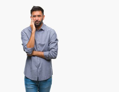 İzole arka plan düşünme seyir üzerinde yetişkin İspanyol adam yorgun ve sıkılmış çapraz silah depresyon sorunları ile.