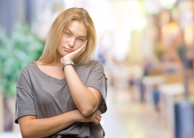 İzole arka plan düşünme seyir üzerinde genç kafkas kadın yorgun ve sıkılmış çapraz silah depresyon sorunları ile.