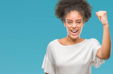İzole arka plan öfkeli ve sinirli sinirli ve öfke ile bağırarak süre öfkeli yumruk yükselterek genç afro Amerikalı kadın. Öfke ve agresif kavramı.